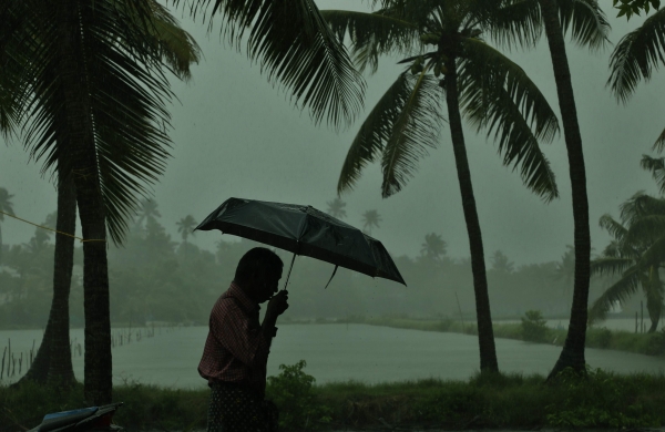  സംസ്ഥാനത്ത് ശക്തമായ മഴക്ക് സാധ്യത; പത്തനംതിട്ട, ഇടുക്കി ജില്ലകളിൽ നാളെ ഓറഞ്ച് അലേർട്ട്