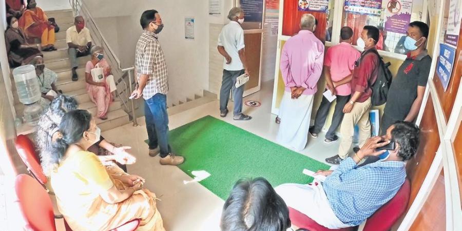  വാക്‌സിനെടുക്കാന്‍ ഇന്നും വന്‍തിരക്ക്;സ്പോട്ട് രജിസ്ട്രേഷന്‍ നിര്‍ത്തിയതറിയാതെ ആള്‍ക്കൂട്ടം;പലയിടങ്ങളിലും തർക്കം