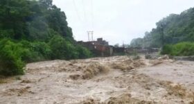  ഹിമാചലിലും ജമ്മുവിലും കനത്ത മഴ തുടരുന്നു; മിന്നൽ പ്രളയത്തിൽ 16 മരണം