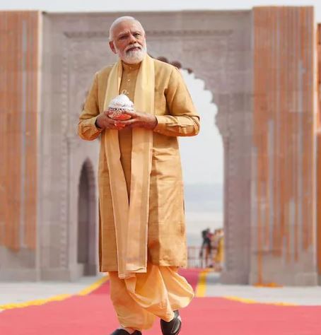  ഗംഗയിലിറങ്ങി പുണ്യസ്നാനം ചെയ്ത് മോദി; കാശി ഇടനാഴി ഉദ്ഘാടനം ചെയ്തു