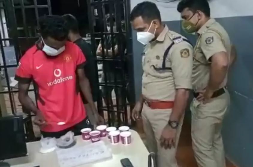  പുലർച്ച രണ്ട് മണിക്ക് ചായകുടിക്കാൻ എത്തി;സുഹൃത്ത് സംഘത്തെ സ്റ്റേഷനിൽ എത്തിച്ച് ചായ നൽകി പോലീസ് ,ഉപദേശവും