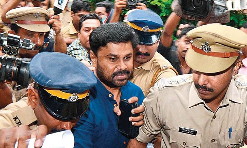  ദിലീപിനെ വെട്ടിലാക്കി ജോലിക്കാരന്റെ മൊഴി;പൊലീസിനോട് ഒന്നും പറയരുതെന്ന് അഭിഭാഷകര്‍ വിലക്കി