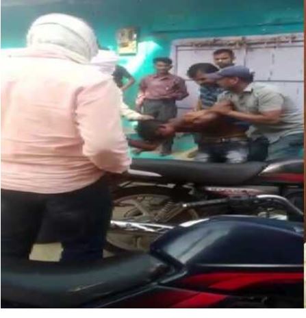  പ്രധാന മന്ത്രിക്കെതിരെ ആരോപണം; ആദിവാസി യുവാവിന് ക്രൂര മർദനം