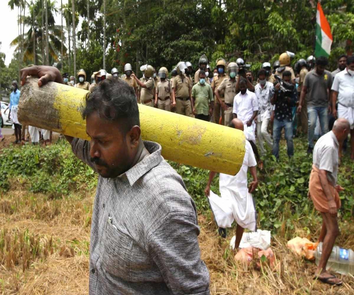  സില്‍വര്‍ ലൈന്‍ കല്ലിടല്‍ മരവിപ്പിച്ചു, ഇനി ജിയോ ടാഗ് സര്‍വേ,നേരത്തെ തന്നെ ആകാമായിരുന്നില്ലേ എന്തിനായിരുന്നു കല്ലിടല്‍ കോലാഹലമെന്ന് സര്‍ക്കാരിനോട് ഹൈക്കോടതി