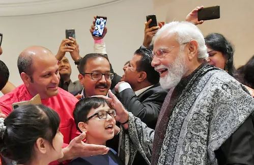  പ്രധാനമന്ത്രിയെ വരവേറ്റ് ബർലിൻ;ദേശഭക്തിഗാനം പാടി ബാലൻ,കൈയ്യിൽ താളം പിടിച്ച് ഗാനമാസ്വദിച്ച് മോദി