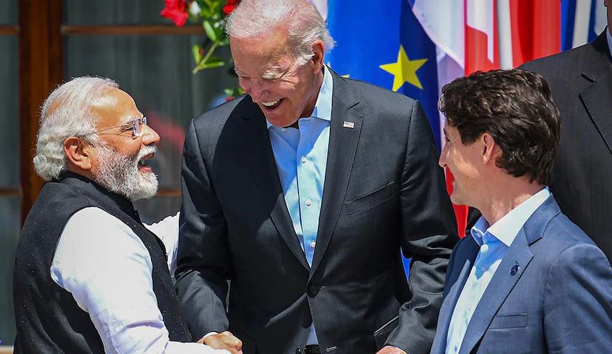  പിന്നിലൂടെയെത്തി തോളില്‍തട്ടി ബൈഡന്‍, പുഞ്ചിരിച്ച് കൈകൊടുത്ത് മോദി വൈറൽ വീഡിയോ