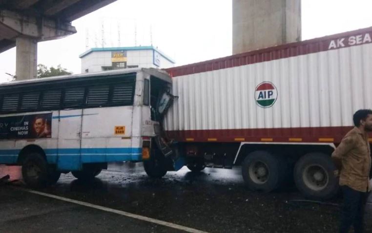  ആലുവയില്‍ കെഎസ്ആര്‍ടിസി ബസിന് പിന്നില്‍ ലോറിയിടിച്ച് അപകടം; നിരവധി പേര്‍ക്ക് പരിക്ക്