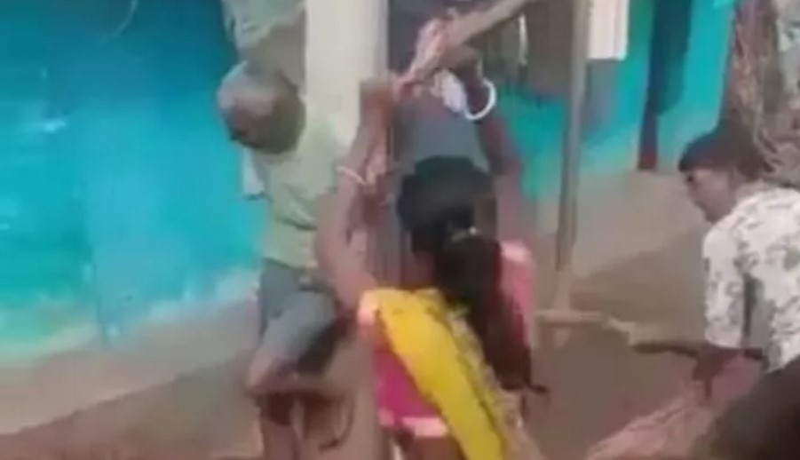  വൃദ്ധനെ ഇലക്ട്രിക് പോസ്റ്റില്‍ കെട്ടിയിട്ട് ബന്ധുക്കള്‍ ചേര്‍ന്ന് അതി ക്രൂരമായി തല്ലികൊന്നു