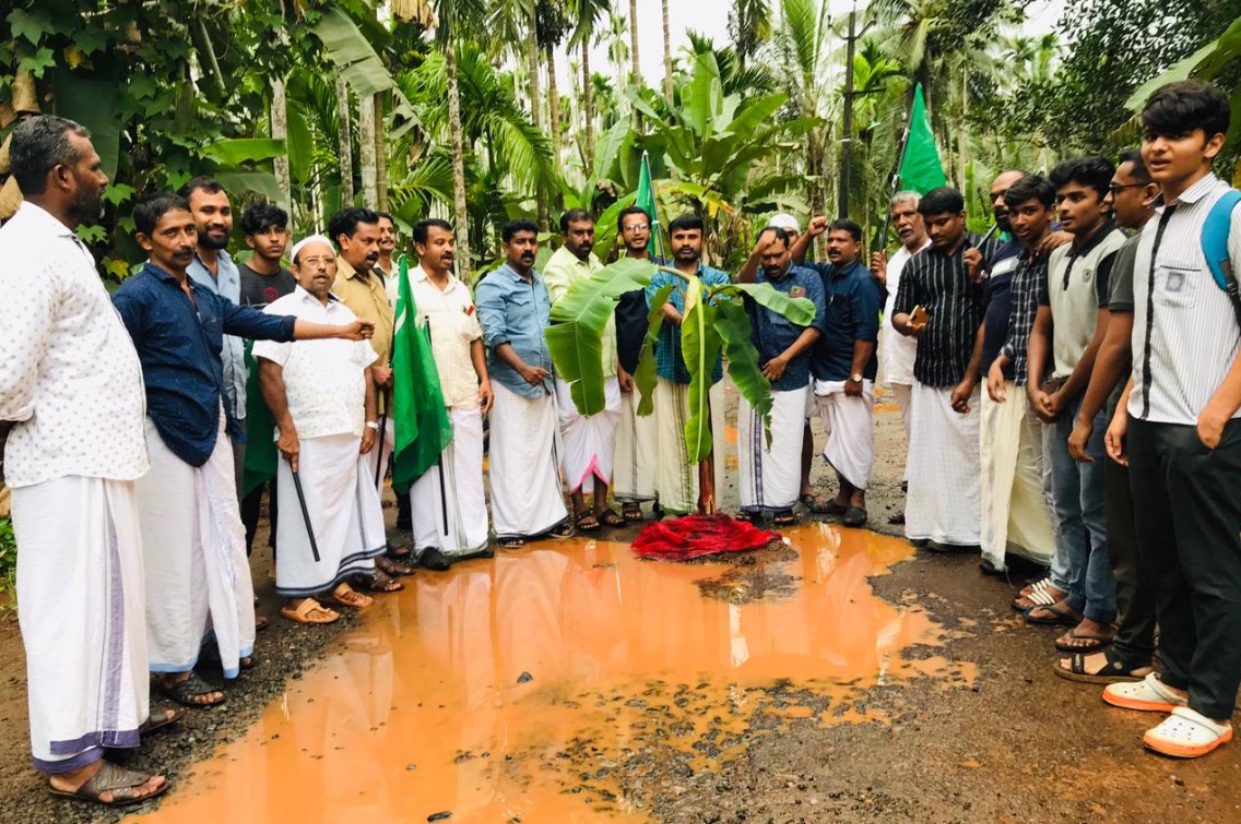  മുസ്ലിം യൂത്ത് ലീഗ് കുന്ദമംഗലം പഞ്ചായത്ത് കമ്മറ്റി പടനിലം -കളരിക്കണ്ടി റോഡില്‍ വാഴ നട്ടു പ്രതിഷേധിച്ചു
