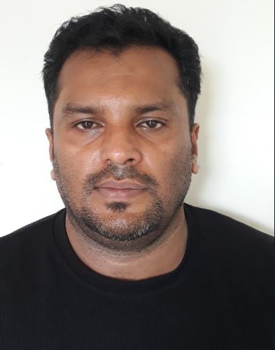  വസ്ത്രത്തിനുള്ളിൽ സ്വർണം ഒളിപ്പിച്ച് കടത്താൻ ശ്രമം,കരിപ്പൂർ വിമാനത്താവളത്തിൽ യാത്രക്കാരൻ പോലീസ് പിടിയിൽ