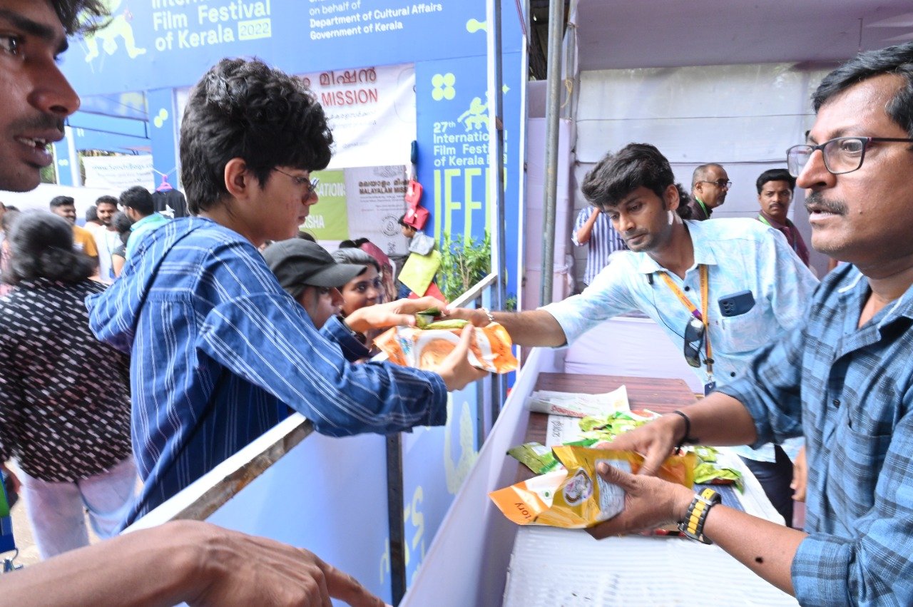  രാജ്യാന്തര ചലച്ചിത്ര മേള; വിദ്യാർത്ഥികൾക്ക് സൗജന്യ ഭക്ഷണ വിതരണം തുടങ്ങി