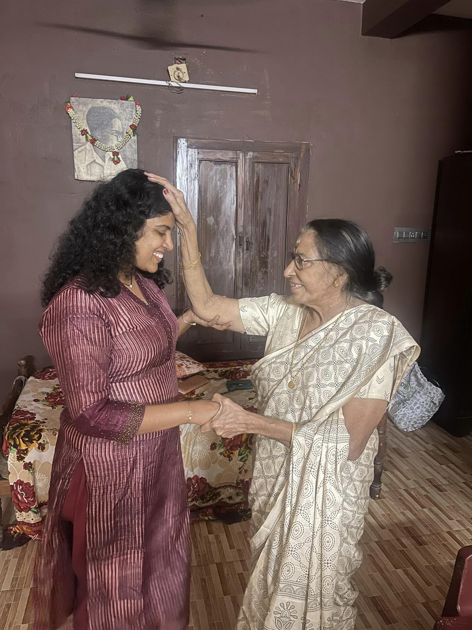  ‘വാഴക്കുല’ പ്രബന്ധ വിവാദങ്ങള്‍ക്കിടെ ചങ്ങമ്പുഴയുടെ മകൾ ലളിതയെ വീട്ടിലെത്തി കണ്ട് ചിന്താ ജെറോം