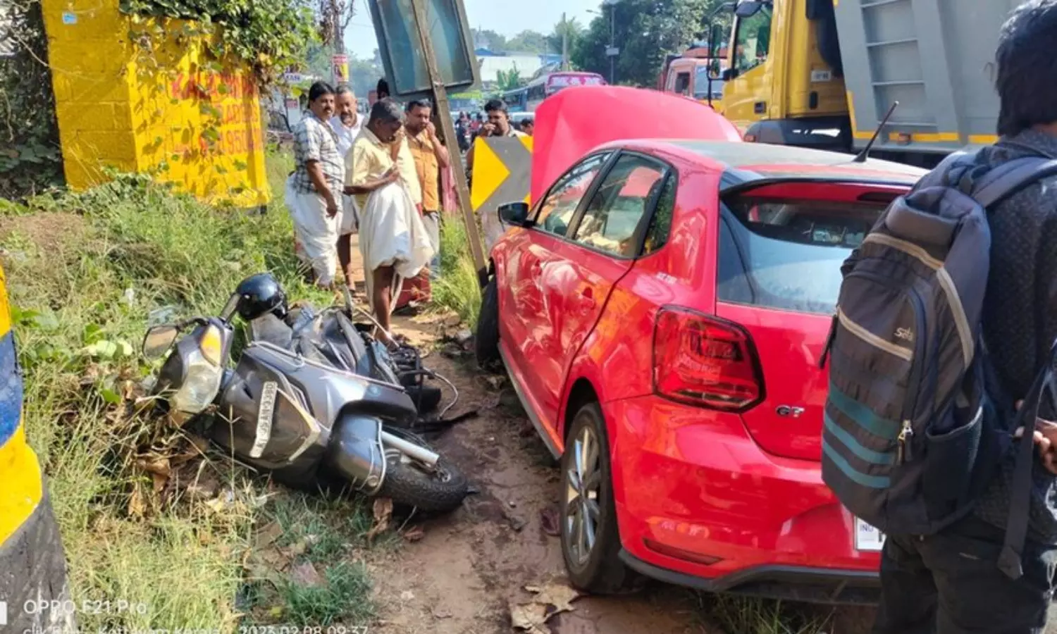  കോട്ടയം എംസി റോഡില്‍ നിയന്ത്രണം വിട്ട കാര്‍ സ്‌കൂട്ടറില്‍ ഇടിച്ചു; മൂന്ന് പേര്‍ക്ക് പരുക്ക്