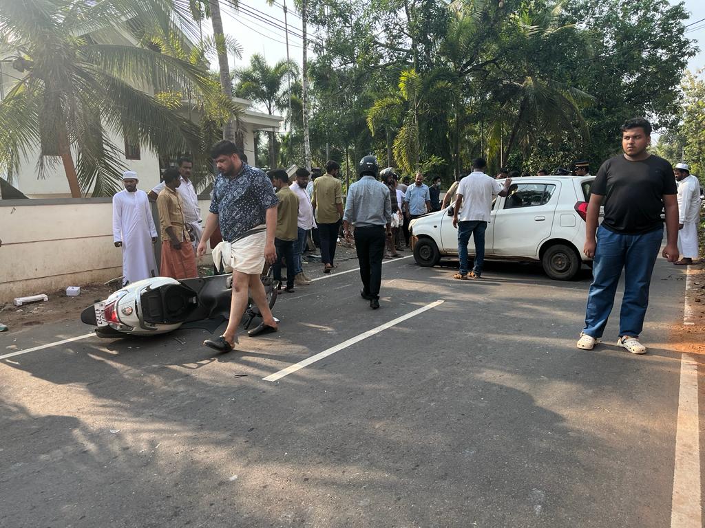  കുന്ദമംഗലം എംഎൽഎ റോഡ് പോലീസ് സ്റ്റേഷന് മുൻവശം വാഹനാപകടം; ഇരട്ട സഹോദരന്മാർക്ക് പരിക്ക്