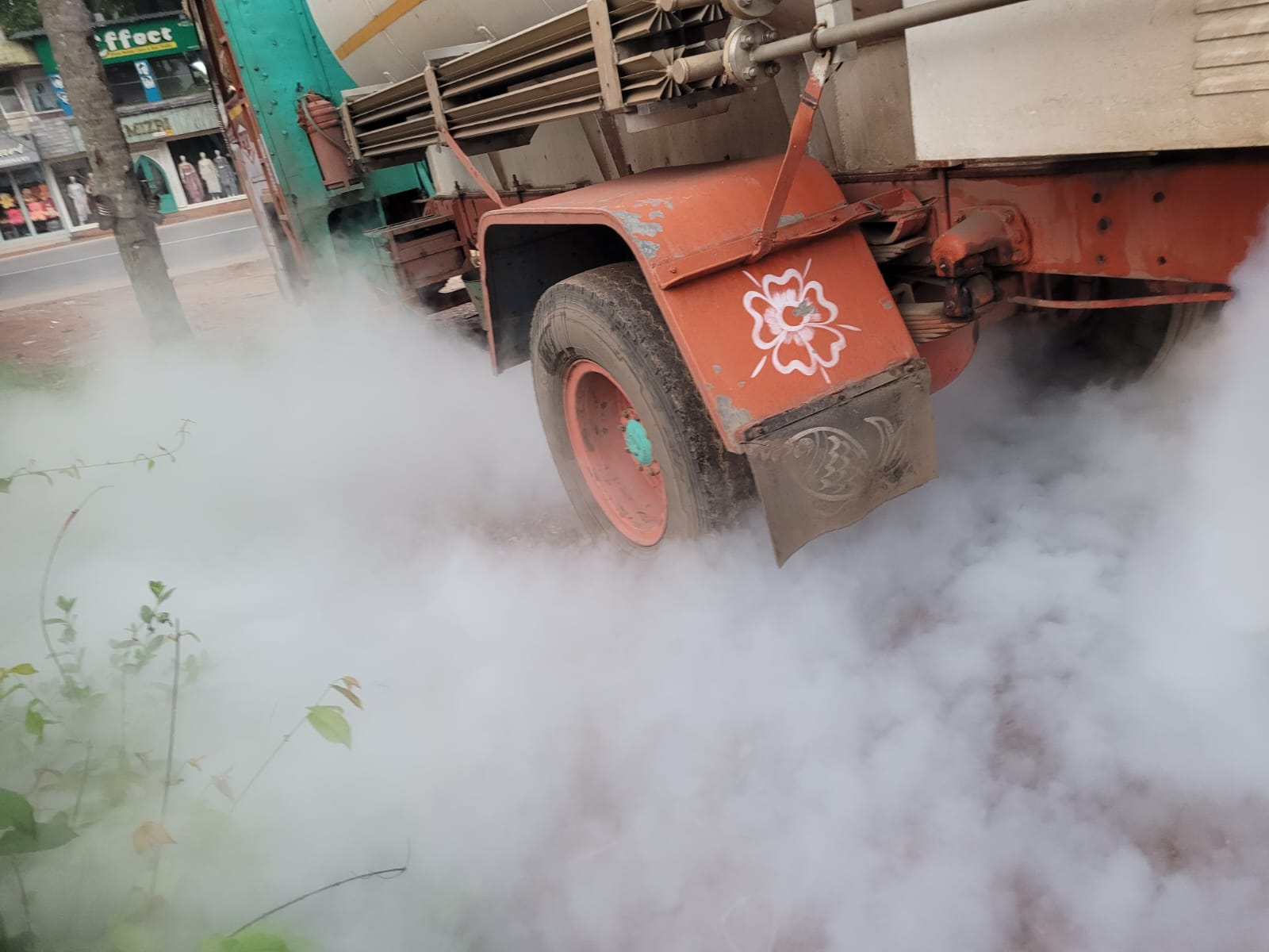  ടാങ്കർ ലോറിയിൽ നിന്ന് പരിധിയിൽ കവിഞ്ഞ നൈട്രജൻ പുറത്തേക്കൊഴുക്കി; പരിഭ്രാന്തരായി ജനങ്ങൾ