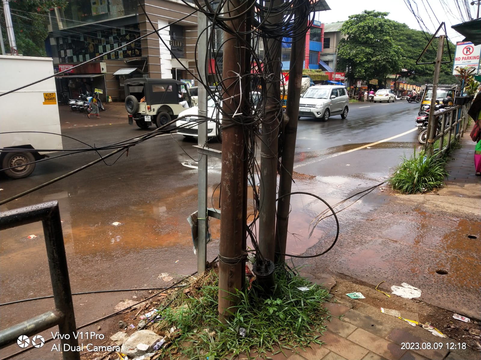  കാൽനട യാത്രക്കാർക്ക് ഭീഷണി ഉയർത്തി കുന്ദമംഗലം ടൗണിൽ സ്വകാര്യ കേബിൾ ലൈനുകൾ