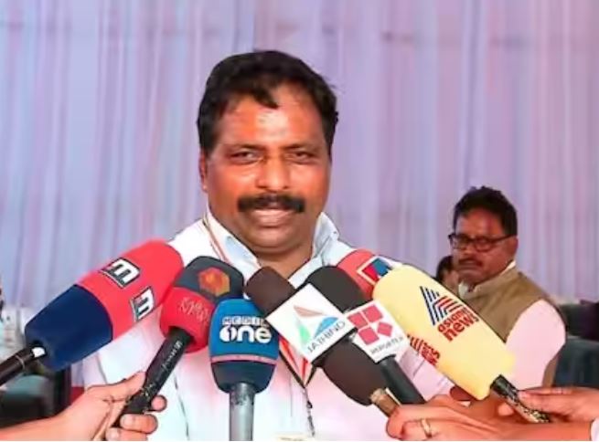  തിരുവോണനാളിൽ സെക്രട്ടേറിയേറ്റിന് മുമ്പിൽ കൊടിക്കുന്നിലിന്റെ ‘പട്ടിണിക്കഞ്ഞി’ സത്യഗ്രഹം