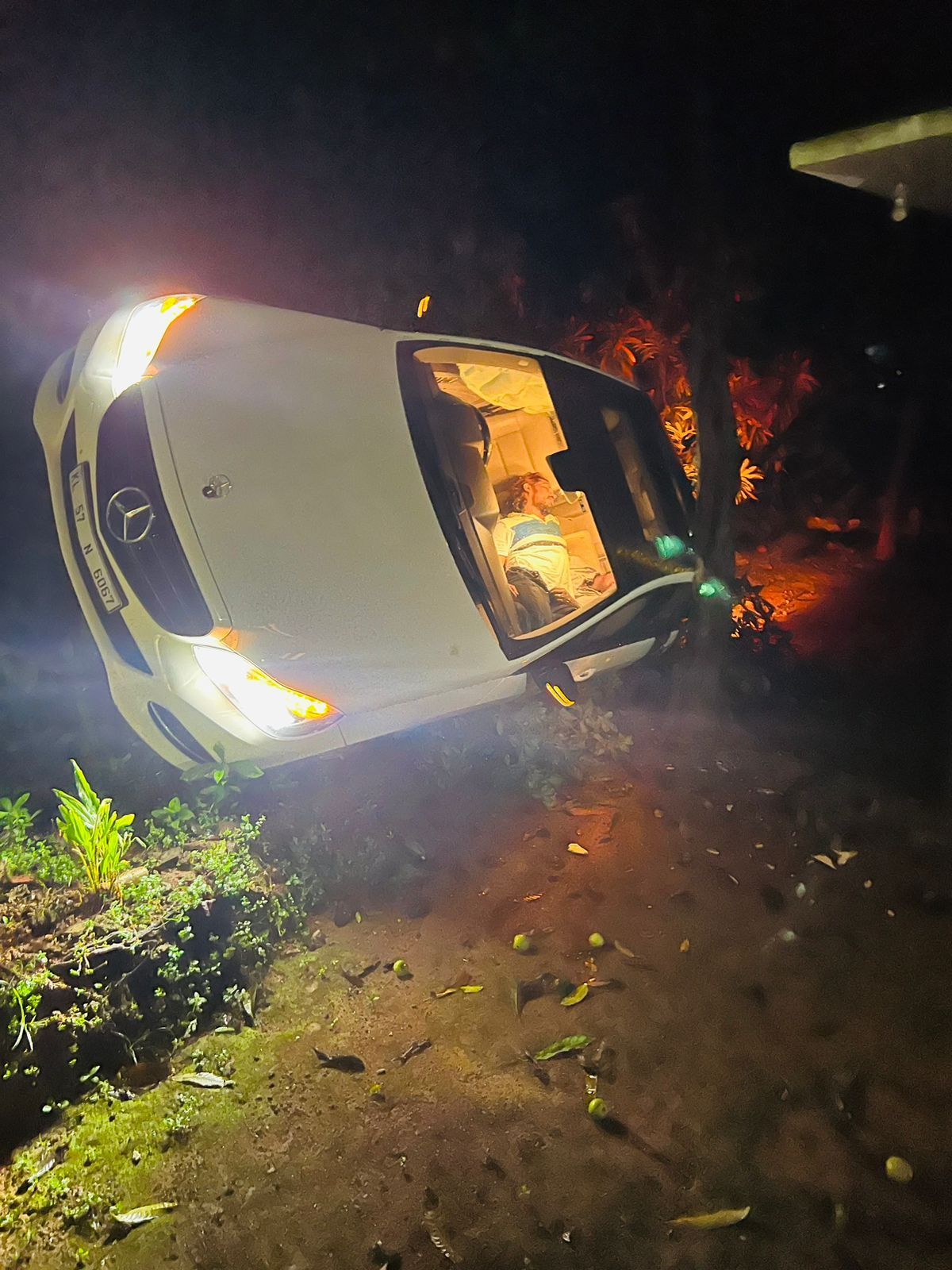  മയക്കുമരുന്ന് വിൽപ്പന സംഘം സഞ്ചരിച്ച ആഡംബര കാർ താഴ്ചയിലേക്ക് മറിഞ്ഞു