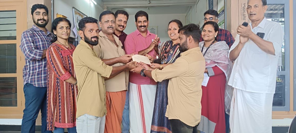  മാലിന്യം നിക്ഷേപിച്ചവരെ പിടി കൂടിയ ഓട്ടോ ഡ്രൈവർമാർക്ക് പഞ്ചായത്തിന്റെ ആദരം