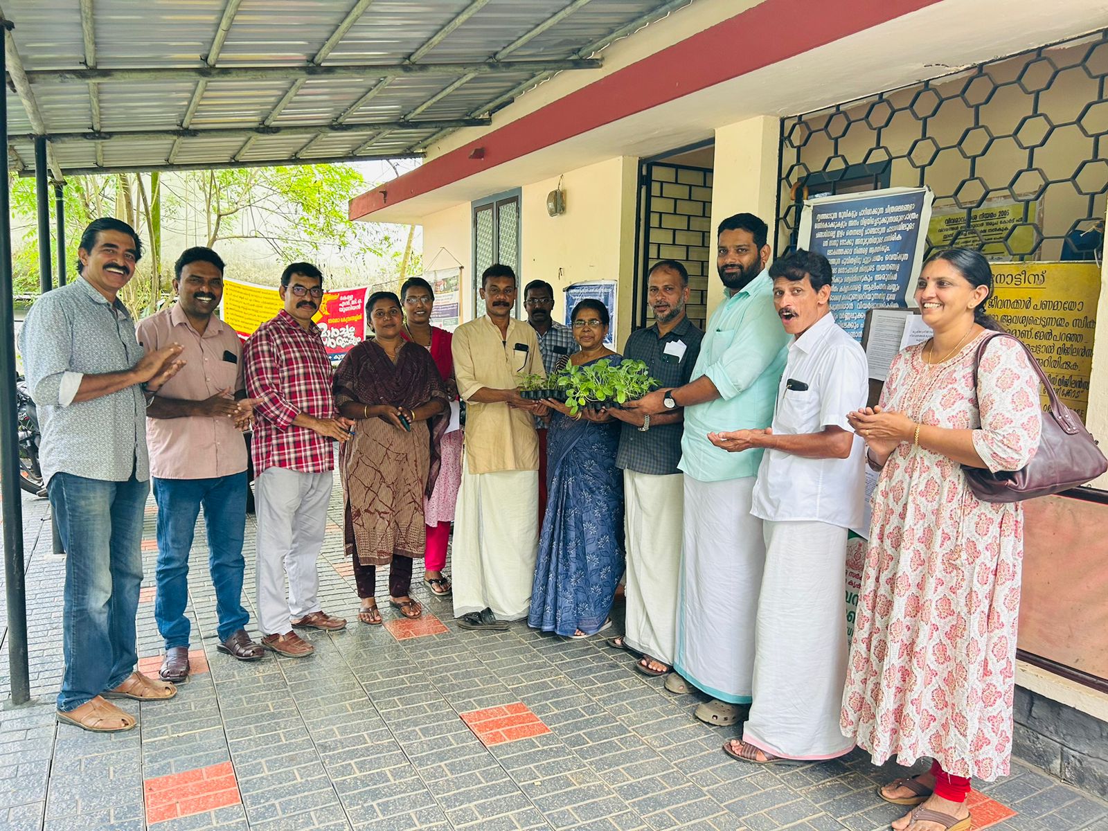  ഹൈബ്രിഡ് പച്ചക്കറി തൈകൾ വിതരണം ചെയ്തു