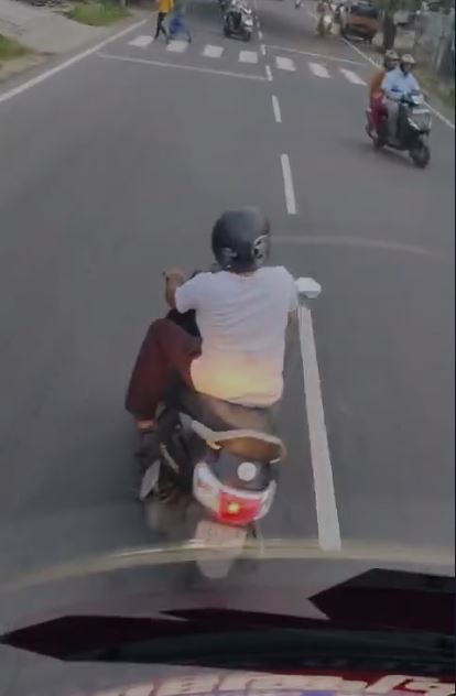 ബൈക്കിൽ ബസ്സിനു മുമ്പിൽ യുവാവിന്റെ അഭ്യാസ പ്രകടനം; കേസെടുത്ത് പോലീസ്