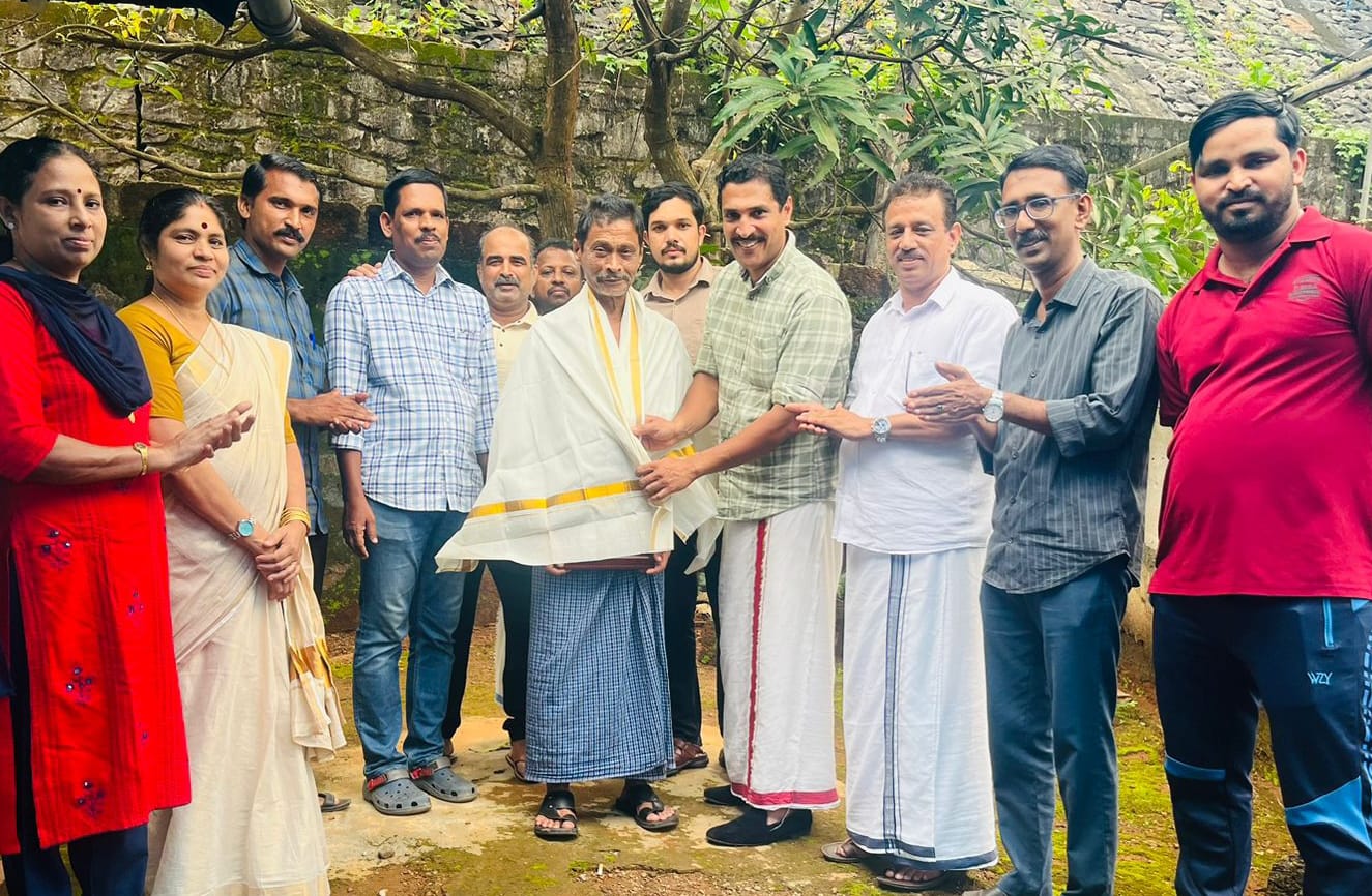 ഒരു നാടിനെ സേവിക്കാൻ ജീവിതം മാറ്റി വെച്ച് മൊയ്തീൻ; ആദരം നൽകി നാട്
