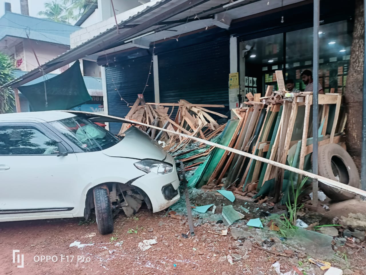  കുന്ദമംഗലം-  മുക്കം റോഡിൽ കടയിലേക്ക് ഇടിച്ചു കയറി കാർ: പരിക്കേറ്റവരെ ആശുപത്രിയിൽ പ്രവേശിപ്പിച്ചു, പോലീസിൽ പരാതി നൽകി കടയുടമ