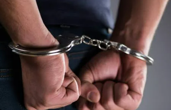  ക്യാപ്സ്യൂള്‍ രൂപത്തില്‍ പൊതിഞ്ഞ് ശരീരത്തിനുള്ളില്‍ ഒളിപ്പിച്ചു; കരിപ്പൂരില്‍ വീണ്ടും സ്വര്‍ണവേട്ട; 1008 ഗ്രാം സ്വര്‍ണം പൊലീസ് പിടിച്ചെടുത്തു; ഒരാള്‍ പിടിയില്‍