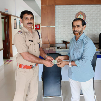  വീണു കിട്ടിയ പണം ഐശ്വര്യ അസോസിയേറ്റ് ഉടമ സക്കറിയ കുന്ദമംഗലം പോലീസ് സ്റ്റേഷനില്‍ ഏല്‍പ്പിച്ചു