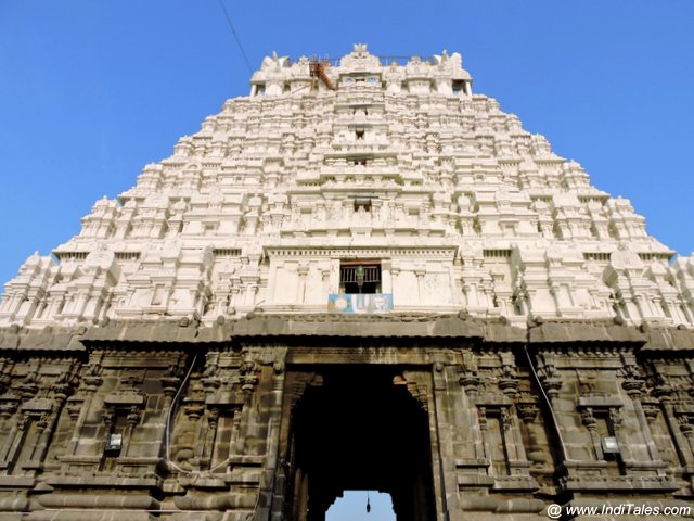  ക്ഷേത്രത്തിലെ ശ്ലോകം ആലാപനത്തിന്റെ പേരിൽ തമ്മിലടിച്ച് പൂജയ്ക്കെത്തിയവർ;അമ്പരന്ന് വിശ്വാസികൾ