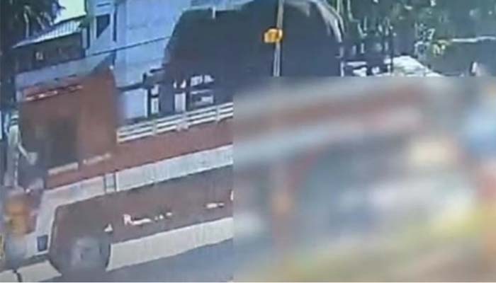  ആനയെ കയറ്റി പോകുകയായിരുന്ന ലോറി ബൈക്കില്‍ ഇടിച്ചു; ബൈക്ക് യാത്രികന് ദാരുണാന്ത്യം