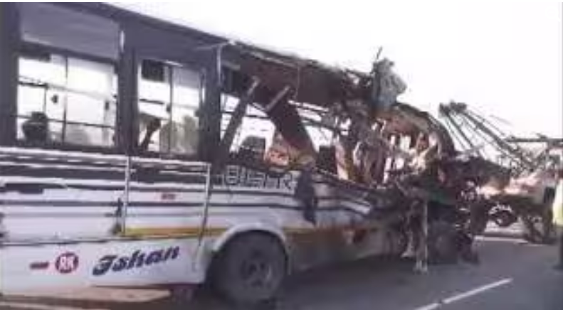  അസമില്‍ ബസും ട്രക്കും കൂട്ടിയിടിച്ച് 14 പേര്‍ മരിച്ചു; അപകടത്തില്‍പ്പെട്ടത് ക്ഷേത്രദര്‍ശനത്തിനായി പോയ ബസ്