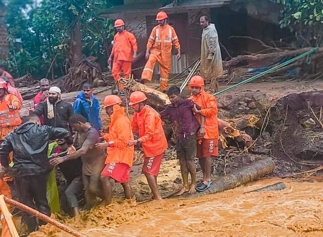  മുണ്ടക്കൈ, അട്ടമല മേഖലയില്‍ കുടുങ്ങികിടക്കുന്നവരെ രക്ഷിക്കാൻ നാവിക സേന സംഘമെത്തും