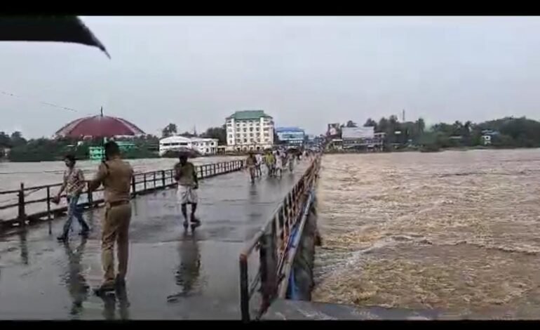  പട്ടാമ്പി പുഴയിലെ ജലവിതാനം ക്രമാതീതമായി വർദ്ധിക്കുന്നു;പാലത്തിലൂടെയുള്ള ഇരുചക്ര വാഹന ഗതാഗതവും കാൽനടയാത്രയും നിരോധിച്ചു