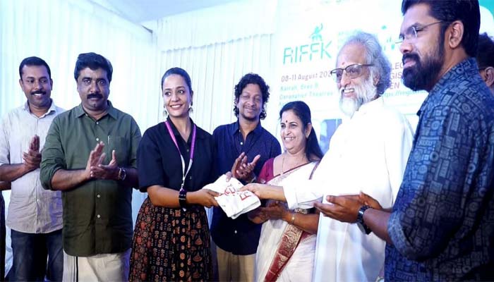  മേഖലാ രാജ്യാന്തര ചലച്ചിത്രോത്സവം: ഡെലിഗേറ്റ് കിറ്റ് വിതരണം ഉദ്ഘാടനം ചെയ്തു; നടി ആര്യ സലീം ആദ്യ ഡെലിഗേറ്റ്