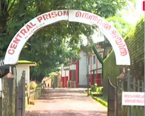  കണ്ണൂര്‍ സെന്‍ട്രല്‍ ജയിലിലേക്ക് മൊബൈല്‍ കടത്താന്‍ ശ്രമിച്ചയാള്‍ പിടിയില്‍; രണ്ടു പേര്‍ ഓടിരക്ഷപെട്ടു
