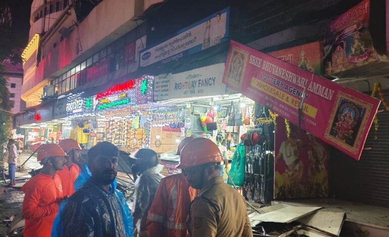  ശക്തിയായ കാറ്റിലും മഴയിലും കോഴിക്കോട് ബസ്റ്റാന്റിൽ മാസങ്ങൾക്ക് മുമ്പ് കത്തിയ കൊട്ടിടത്തിൻ്റെ ബോർഡ് തകർന്ന് വീണ് അപകടം, യാത്രക്കാരും,കടക്കാരും രക്ഷപ്പെട്ടത് തലനാരിഴയ്ക്ക്