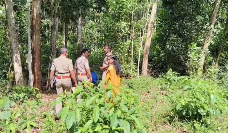  വനത്തിനകത്ത് തലയില്‍ ഹെൽമെറ്റ് ധരിച്ച നിലയിൽ മൃതദേഹം കണ്ടെത്തി