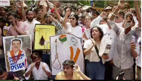  ‘പാറ്റ’കളെ തടയാന്‍ ശ്രമം; പ്രതിഷേധം അലങ്കോലപ്പെടുത്താന്‍ ജയ് ശ്രീറാം വിളിച്ചെത്തി ബജ്രംഗ്ദള്‍ പ്രവര്‍ത്തകര്‍;പോലീസ് അറസ്റ്റ് ചെയ്തുനീക്കി